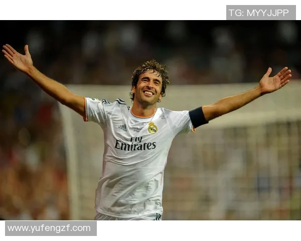 高大长发足球球星的传奇之路:从街头少年到世界顶级球员的成长故事 高大长发足球球星的传奇之路:从街头少年到世界顶级球员的成长故事